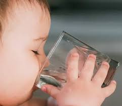 Bebeluș care bea apă