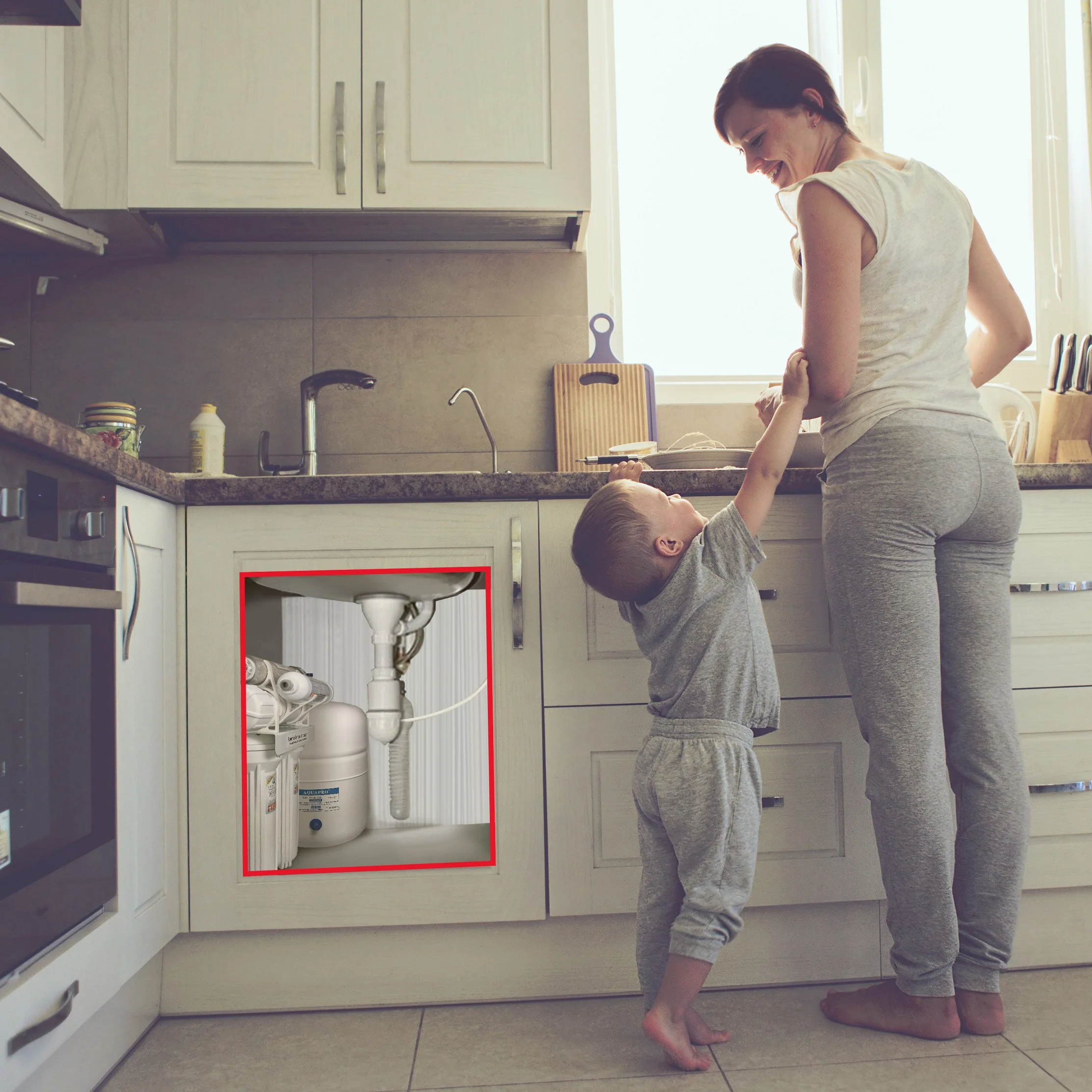 Copil în bucătărie lângă un filtru de apă